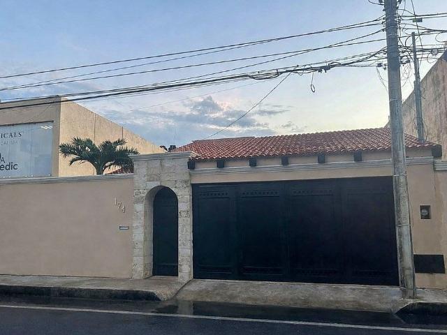 Casa de 1 planta con 2 habitaciones en renta