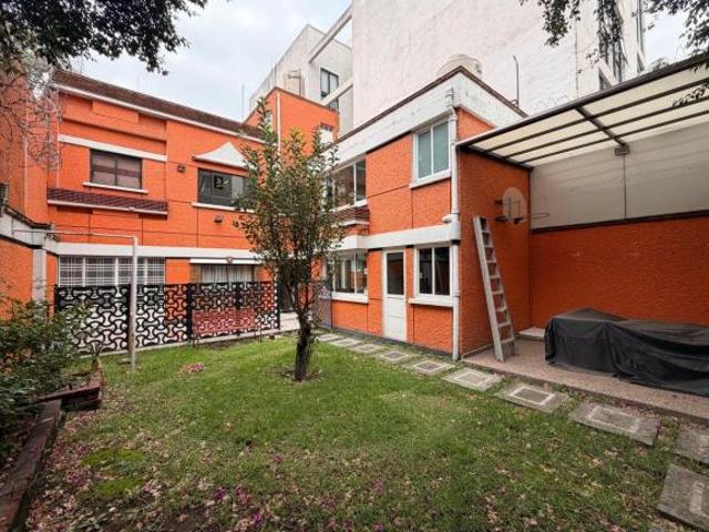 Casa de 255 m2 de construcción y 250 m2 de terreno con diez metros de frente
