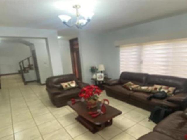 Casa de 260 m² con 4 recámaras en venta en Los Laureles