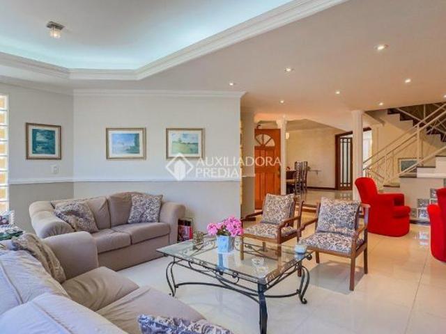Casa de 261m² no Chacara das pedras com Piscina e 4 vagas!