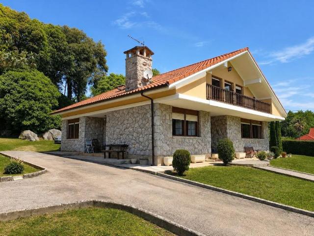 Casa de 273 m2 en venta Villaescusa, Cantabria