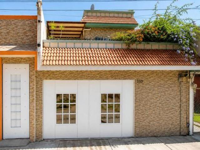 Casa de 282 m² con 4 recámaras en venta en Villa de las Flores