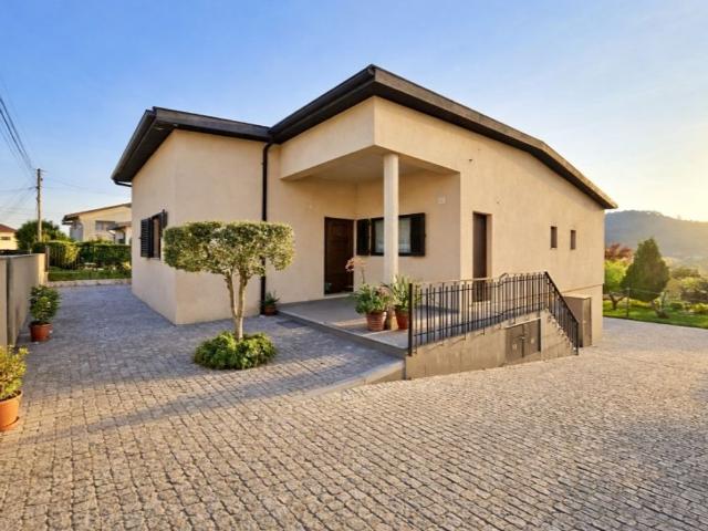 Casa de 291 m² à venda Trofa, Portugal