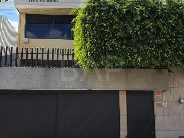 Casa de 200 m2 de terreno con 4 recámaras en venta en León Moderno