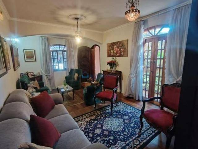 Casa de 200m², cômodos grandes, Quintal,Edícula, Churrasqueira, 1 vaga! Prox Ca