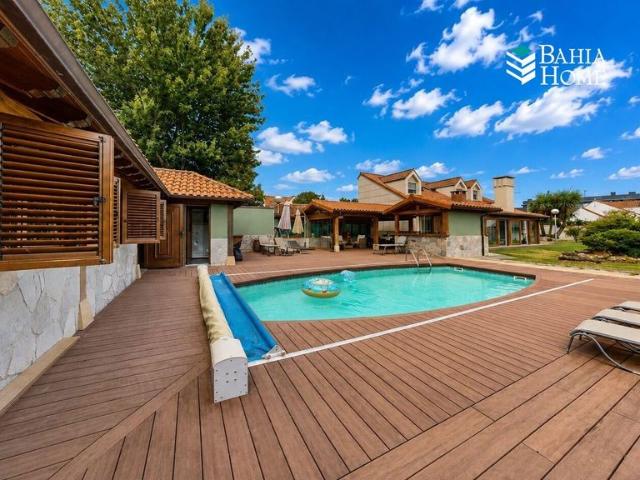 Casa de 210 m2 en venta Santa Cruz de Bezana, Cantabria
