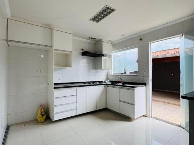 Casa de 210 m² à venda em Jardim Estrela II