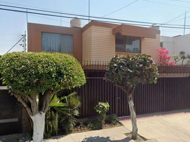 Casa de 210 m² con 4 recámaras en venta en Jardines del Moral