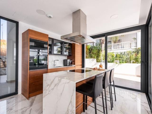 Casa de 220 m2 en venta Estepona, Andalucía