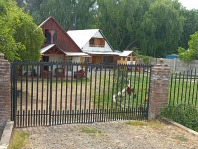 Casa de 2.500 m2 con 2 casas a mts del lago Colbun Machicura