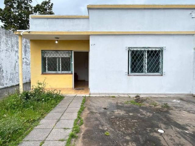 Casa de 2 dormitorio con entradada de auto y patio!