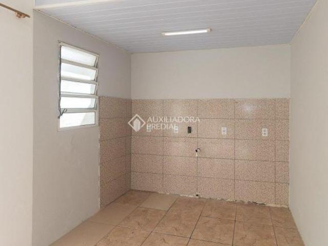 Casa de 2 dormitórios e 1 vaga no bairro Humaitá em Porto Alegre / RS