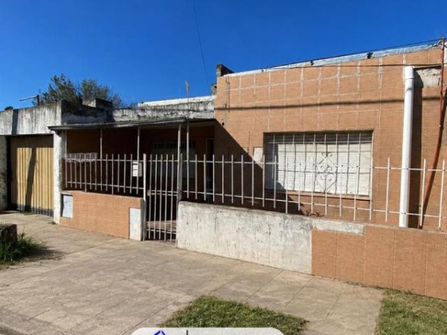 Casa de 2 dormitorios y cochera en B° San Martin