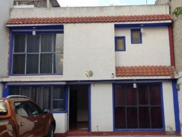 Casa de 2 niv. 260 M2 Terreno 110 M2 Construcción 3 recámaras, 2 baños 2 est. cerca Plaza Antenas