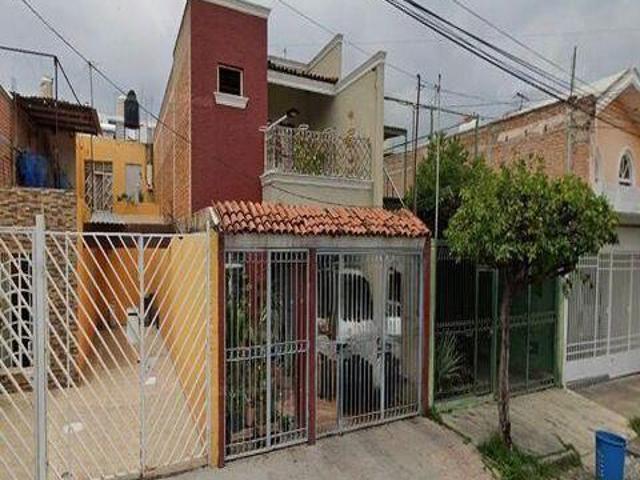CASA EN REMATE CON 2 RECÁMARAS Y 2 NIVELES EN SANTA CECILIA, GUADALAJARA TGLJ24