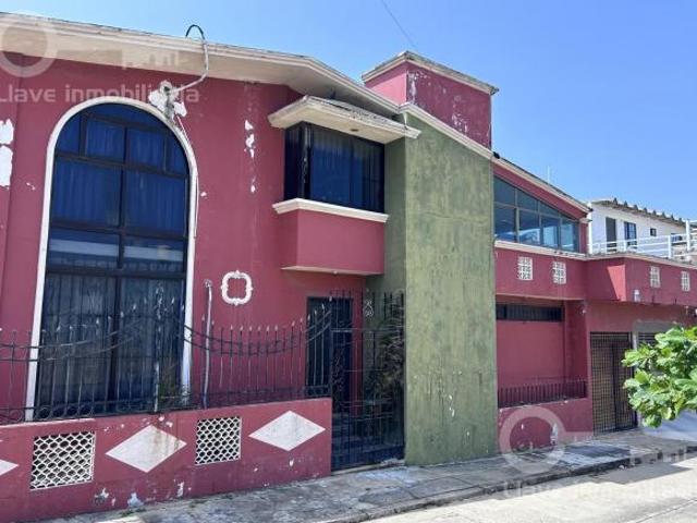 Casa de 2 niveles en venta ubicada en calle Carpinteros, Col. Santa Isabel, en Coatzacoalcos, Veracr