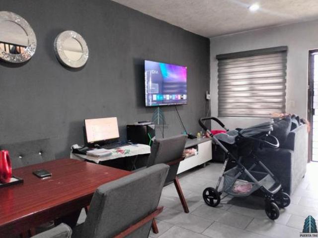 Casa de 2 niveles en condominio en Real del Sol