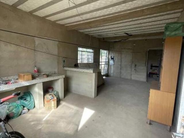 Casa de 2 Pavimentos com Amplo Quintal na Principal Rua de Araçás