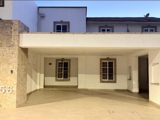 Casa de 2 pisos, cochera techada
