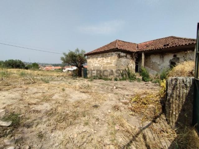 Casa de 2 pisos com terreno de 17400 m2
