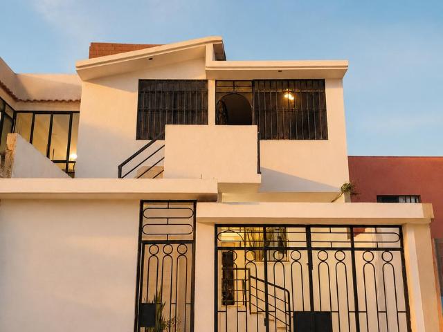 Casa de 2 Pisos con Departamento Independiente | Ciudad del Deporte, Ventanilla