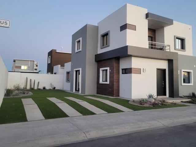 Casa de 2 Pisos con Recamara Principal en Planta Baja en Venta