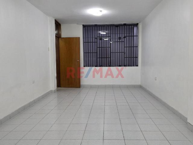 Casa De 2 Pisos En La Urbanizacion Las Brisas Chiclayo