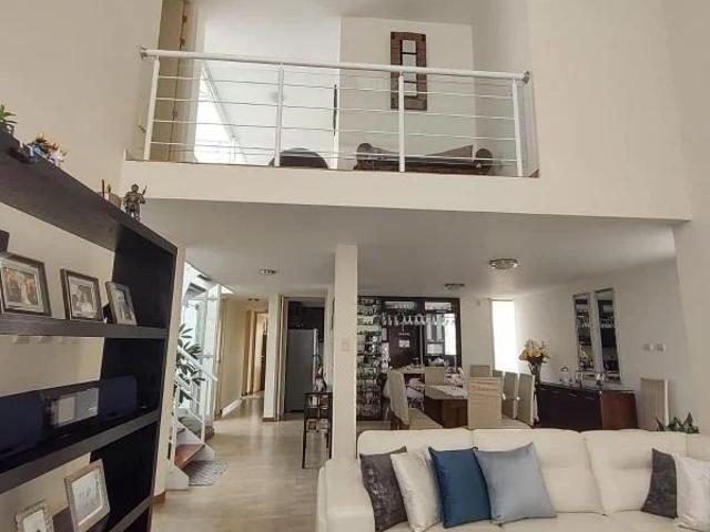 Casa de 2 pisos en urbanización exclusiva con vigilancia en Cerro Colorado