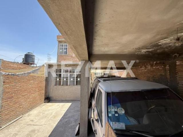 Casa de 2 pisos en venta cercana al ITD 4