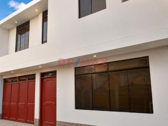 Casa De 2 Pisos En Venta | Amplios Espacios Y Excelente Ubicación En San Juan De Lurigancho