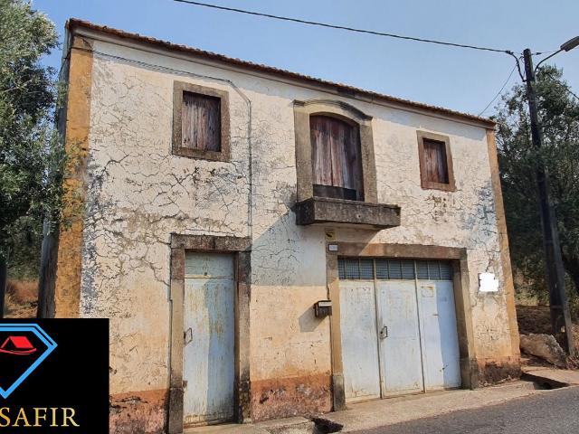 Casa de 2 pisos para restaurar em Areias, Ferreira do Zêzere
