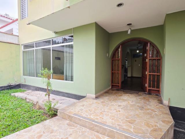 CASA DE 2 PISOS Y AZOTEA | JARDÍN DELANTERO | 8 DORMITORIOS
