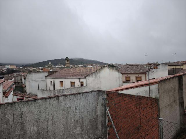 Casa de 2 plantas con patio en Madroñera | Calle María Guerrero, 2