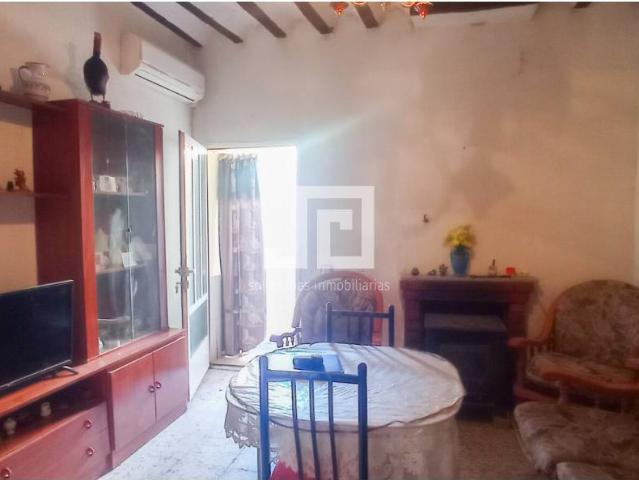 Casa de 2 plantas con patio y 5 dormitorios en Villamanrique de Tajo