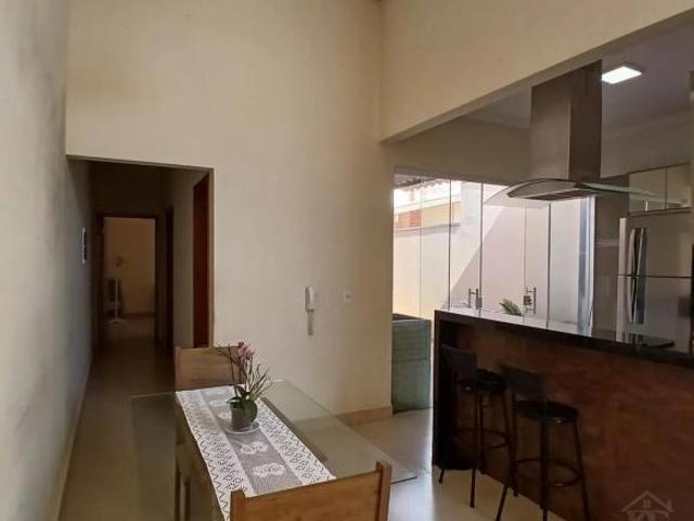 Casa de 2 quartos com 2 vagas de garagem no Jardim Monte Castelo