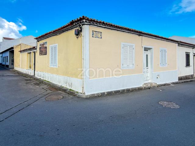 Casa de 2 quartos com espaço comercial – Maia, São Miguel