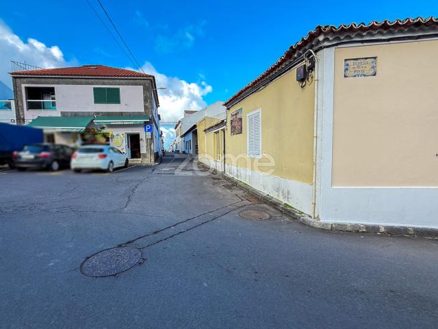 Casa de 2 quartos com espaço comercial – Maia, São Miguel