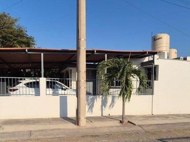 Casa de 2 recámaras en Esquina, sobre avenida en Villa de Alvarez, Colima