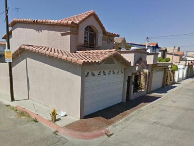 Casa de 340 m² con 4 recámaras en venta en Altabrisa Ave. de las Brisas 1 8 3 1, Altabrisa, 2 2 4 2