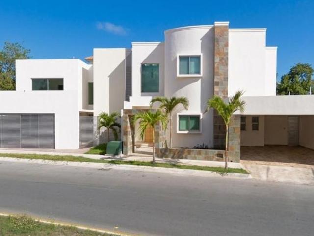 Casa de 352 m² con 4 recámaras en venta en Supermanzana 12