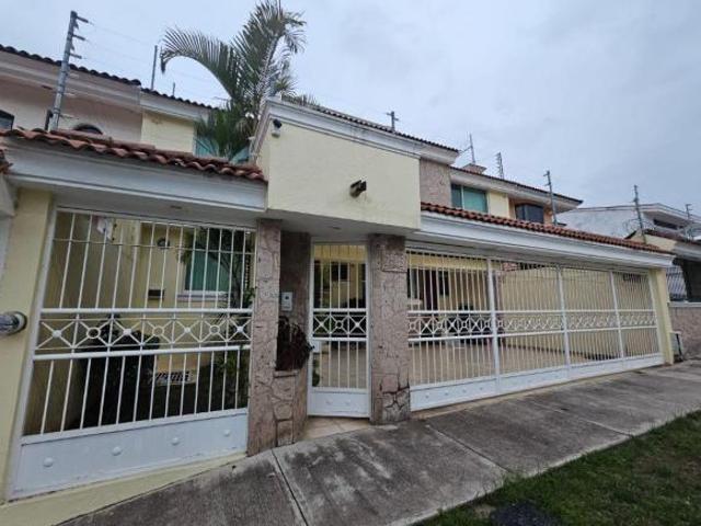 Casa de 360 m² con 4 recámaras en venta en Bugambilias