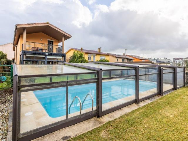 Casa de 383 m2 en venta Calle Bolboretas, Oleiros, Galicia