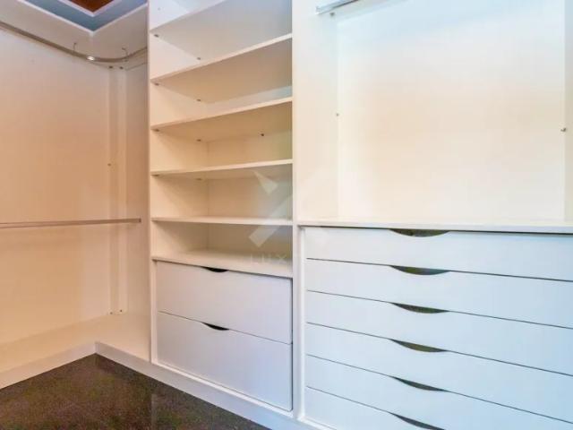 Casa de 380m2 com 4 suítes e piscina no bairro Cristal