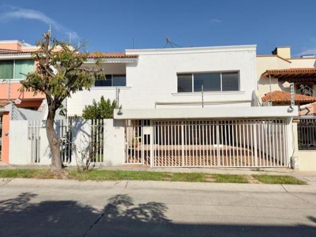 Casa de 390 m² de terreno con 5 recámaras en venta en Fraccionamiento Bugambilias