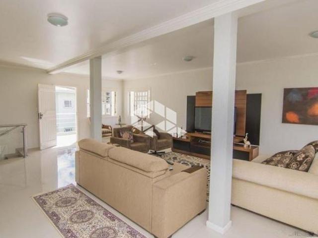 Casa de 300 m² com 4 suítes, 4 vagas, piscina