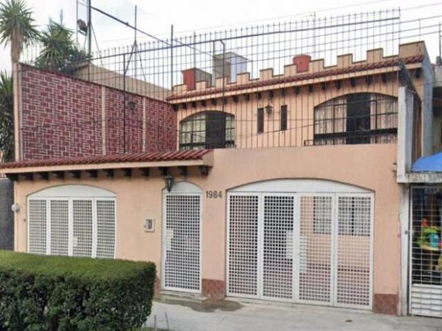 Casa de 300 m² con 4 recámaras en venta en Petrolera Taxqueña