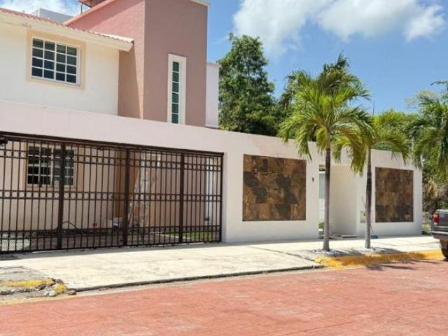 Casa de 300 m² con 4 recámaras en venta en Supermanzana 19