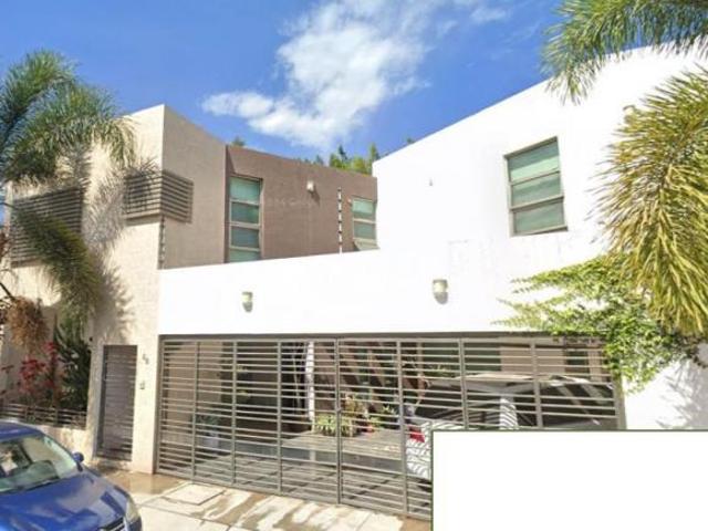 Casa de 300 m² con 5 recámaras en venta en Lagos del Country