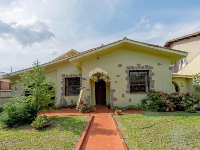 Casa de 316m2, em terreno de 16x36, no piso térreo, living em 2 ambientes com lareira