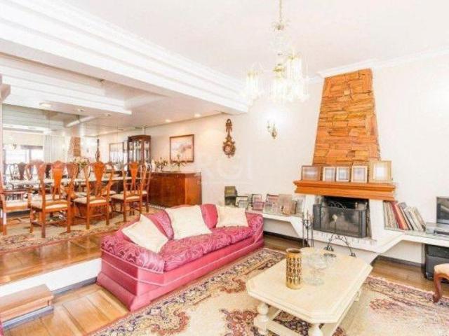 Casa de 333m² com 4 dormitórios, pátio com piscina, espaço gourmet com churrasqueira e 4 vaga de ga